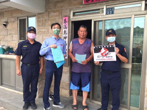 連江地檢署17日會同東莒派出所員警展開虛設人口選舉查察宣導。(圖/文:蔡夢玲、東莒派出所提供)