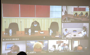 　縣府召開第6次主管月報，府外局處視訊參加；主持人秘書長張龍德提醒就議員提案與明年度預算，與議員之間加強說明，友善溝通。（圖／文：曹重偉）