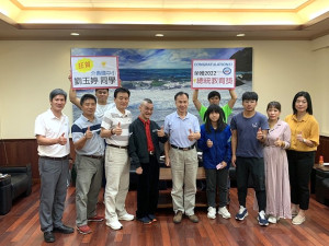 　介壽國中小6年級學生劉玉婷榮獲2022總統教育獎，縣長劉增應頒發教育獎勵金，肯定劉玉婷傑出表現，並鼓勵她持續向上學習。（圖／文：馮紹夫）