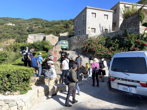 　暑假過後各島迎來秋遊馬祖的團客人潮，景點碼頭遊客量明顯增加。（圖／文：陳鵬雄）