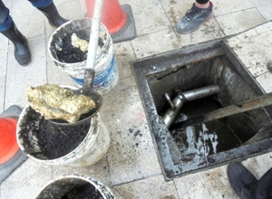 　縣內公共污水下水道常發現因混凝土硬化或是油脂皂化造成阻塞，環資局呼籲污水管渠維護是全民行動，共營優質生活環境。（圖：連江縣環資局）