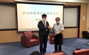 陸委會副主委邱垂正23日率媒體團參訪馬祖,邱垂正對小三通重啟樂觀其成。(圖:行政處)