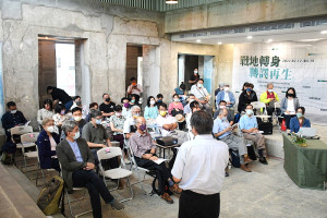 　成大名譽教授傅朝卿引薦，台灣建築史學會來馬舉辦2022年會暨徐明福教授紀念等論壇，縣府由秘書長張龍德致贈伴手禮表達歡迎之意。（圖／文：曹重偉）