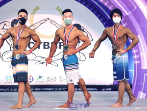 　連江縣角力隊成員姜澤宏（中）8月參加全國總統盃健美健身錦標賽榮獲新秀形體組第一名佳績。（圖：姜澤宏提供）