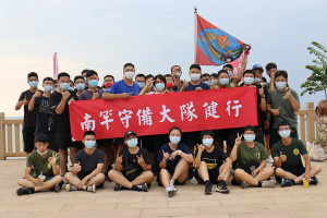 政戰主任龔少將與南竿守備大隊隊本連官兵合影。(圖:邱致傑)