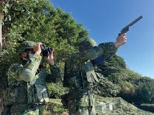 官兵模擬使用信號槍驅離之狀況演練。(圖:劉興達)