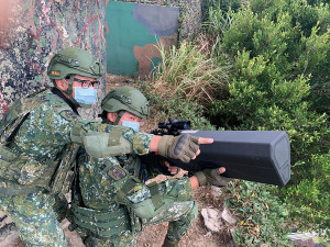 官兵進行干擾槍操作演練。(圖:吳宗儒)