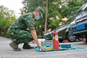 　官兵針對車輛隨車工具實施清點作業。（圖：程婉琳）