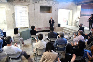 　經過三天交流匯聚，台灣建築史學會年會25日風光落幕，閉幕式上，主要推手傅朝卿感謝大家願意撥冗來馬祖參加此次年會。（圖／文：曹重偉）