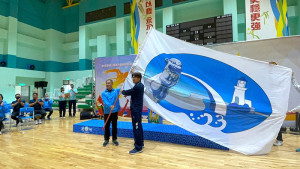 111年第9屆離島運25日下午閉幕典禮由教育處體健科長陳世偉(上圖中)代表出席暨金門縣政府接辦第113年第10屆離島運,由金門縣府秘書長陳祥麟(下圖左)接下。(圖:連江縣政府教育處)