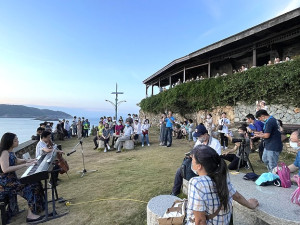 　大提琴家張正傑今年8月在大坵暗空之夜的精彩演出。（圖／文：陳鵬雄）