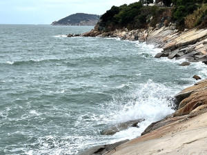 　進入農曆9月，馬祖海域迎來晚到的強勁東北季風期，澳口岸際風浪明顯轉強。（圖／文：陳鵬雄）