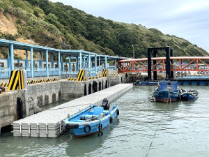 　白沙內港船渠簡易浮動平台完工，提供港內小型漁船靠泊使用。（圖／文：陳鵬雄）