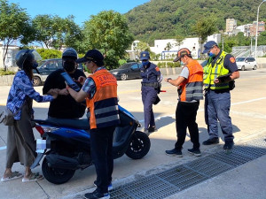 縣警局21日結合監理站執行專案聯合稽查,遇到租車自由行遊客溫馨提醒馬祖道路陡彎特性,避免發生交通意外事件。(圖:連江縣警察局)