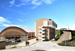 　東引鄉多功能健康運動場館基地位於既有體育館臨時停車場的位置，建築物三、四層樓9米高挑空空間及外懸量體設計，是其最大特色。（圖：東引鄉公所）