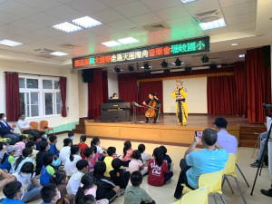 大提琴家張正傑走遍天涯海角音樂會28日北竿演出,為北竿師生帶來精彩音樂饗宴。(圖/文:馮紹夫)