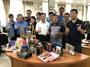 　2022年連江縣票選特色伴手禮徵選活動選拔出24件商品，由縣長劉增應頒獎表揚。（圖／文：吳嘉榮）
