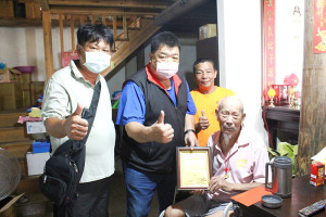 　慶祝重陽節，鄉長陳振國拜訪曹春蓮103歲、王賽嬌103歲、陳依蓮100歲、朱金官100歲（圖由上至下）等鄉內百歲人瑞及致贈敬老禮金。（圖：衛福局）