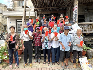 　橋仔社協發放九九重陽敬老金，全村計有29位老人家受惠。（圖／文：陳鵬雄）