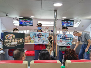 　響應交通部公路總局年度交通安全月，連江監理站8月至9月海陸會師加強交通宣導，降低旅遊意外及維護安全，參加人數達1千餘人次。（圖：連江監理站）
