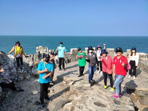 馬祖地質公園深度旅遊西莒場帶領大家觀察地質景觀,並瞭解當地相關歷史文化。(圖:連江縣馬祖地質公園協會)