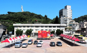 　媽祖在馬祖昇天祭1日登場，包括媽祖壓轎金絹印手作、祈福園遊會、平安晚會、祭祀大典暨坑道祈福等，還有壓轎金、口罩盒等好禮。（圖／文：曹重偉）
