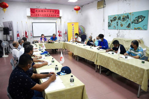 　光榮時刻，紅十字會連江縣支會會長陳書建代總會頒發紀念牌給退休的前副會長曹金財，並聘他為榮譽理事，感謝地區志工們長期投入服務與奉獻。（圖／文：曹重偉）