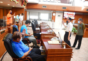 　連江縣議會第7屆第8次定期大會，議員們完成報到手續並召開預備會議，縣長劉增應、秘書長張龍德前往議場致意，預祝會期順利圓滿。（圖／文：曹重偉）