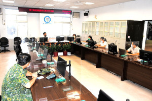 　指揮中心30日召開第181次防疫會議，公布新增14名確診，分布南竿9例、北竿3例、西莒1例、東引1例；累計3019位病患康復解隔。（圖／文：曹重偉）