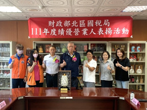 馬祖酒廠獲選111年度績優營業人,財政部北區國稅局馬祖服務處主任曹祥安代表頒獎。(圖/文:馮紹夫)