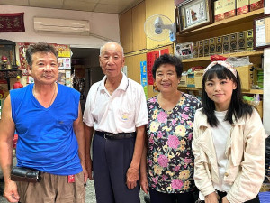 ▲掐米最近1次採訪福澳林春仁老先生(左2),憶述早期福澳港碼頭工故事。