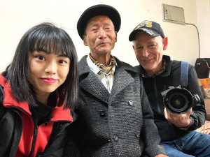 ▲訪問橋仔漁民黃鵬武(圖中)。