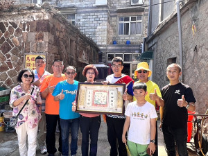 縣府致贈北竿111年模範老人李依沙、敬老楷模張添喜賀匾,當事人因事返台,由后澳、白沙村長代表接受。(圖:連江縣政府民政處)