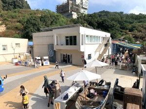 FLOW島西澳祭海商市集超過20個攤商熱鬧開市,重新尋回芙蓉澳往日繁榮時光。(圖/文:馮紹夫)