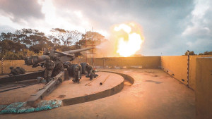 南竿守備大隊混砲連官兵操作加農砲實施射擊。(圖:賴閩蝶)