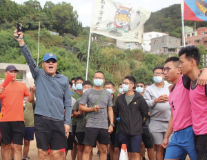 指揮官陳中將為趣味競賽鳴槍。(圖:陳孟宏)
