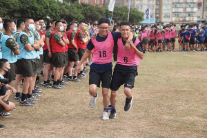 南竿守備大隊官兵於兩人三腳競賽中,默契十足。(圖:陳孟宏)