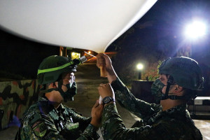 官兵進行氦氣填充作業。(圖:程婉琳)
