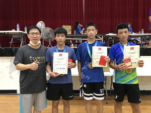 　111年連江縣運動ｉ台灣2.0羽球社區聯誼賽2日進行國中小組個人賽。國中男單冠軍曹沅澔、亞軍謝睿峻、季軍陳肇鑫。（圖／文：吳嘉榮）