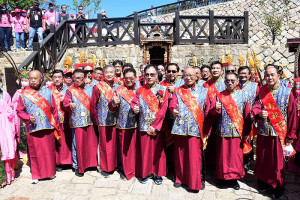 　「媽祖在馬祖」昇天祭祭祀大典隆重登場，由縣長劉增應代表地方信眾祈求媽祖保佑，象徵「鑽轎底」的坑道祈福更是馬祖才有。（圖／文：曹重偉）