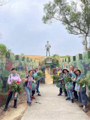 111年手護大坵工作假期-玉珊瑚OUT生物炭IN活動,啟動以來獲至大坵旅遊遊客熱烈響應。(圖:產發處)