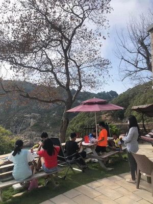 連江縣文化處主辦的藝文扶植計畫1日於東莒大浦聚落中舉行寫生活動。(圖/文:蔡夢玲)