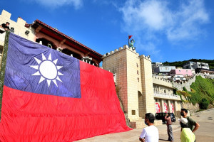 　今年國慶東引軍民參與連線直播國歌演唱外，並在忠誠門懸掛巨幅國旗，共同慶祝中華民國生日快樂。（圖／文：陳其敏）