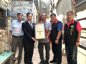 　縣長劉增應、南竿鄉長陳振國、鄉代會主席陳志華、副主席曹爾淼等到府表揚今年獲獎模範老人陳娥娥，敬老楷模齊小玲、李祥義。（圖／文：吳嘉榮）
