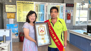 莒光鄉公所表揚模範老人西莒陳妹妹先生、東莒劉清官先生;敬老楷模西莒陳善澔、東莒王孝榛。(圖/文:宋幸儒、莒光鄉公所)