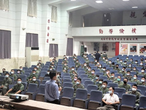 　選舉投票日接近，連江地檢署檢察長黃元冠與縣警局人員日前共同前往國之北疆東引鄉宣導反賄選。（圖：連江縣警察局）