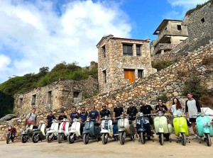 台灣古董車發展協會13人來馬祖旅遊,復古經典的偉士牌機車吸引眾人目光。(圖:津沙聽海民宿)