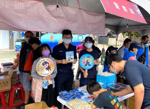 縣警局在祈福園遊會設攤宣導新世代打擊詐欺策略行動綱領及識詐教育,精美贈品吸引人潮排隊,局長郭順德到場關心活動成效。(圖/文:曹重偉)