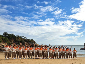 馬祖學生合唱團受邀參加111年國慶大會領唱國歌,成員6日上午搭機前往台灣,縣長劉增應前往送機並給予鼓勵。(圖:縣府教育處)