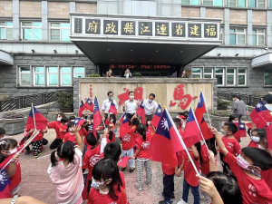 介壽附幼小班遊行隊伍手中拿著小國旗一路踩線至縣府,提前歡慶國家生日。(圖:介壽附幼)
